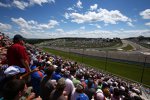 Blick auf Turn 1 von den wie üblich in Watkins Glen gut besuchten Rängen