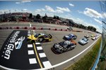 Green Flag: Marcos Ambrose (Petty) und Clint Bowyer (Waltrip) in Reihe eins