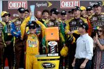 Kyle Busch und die Gibbs-Crew in der Victory Lane