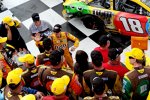 Kyle Busch und die Gibbs-Crew in der Victory Lane