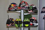 Die Helme der Fahrer in der Pressekonferenz