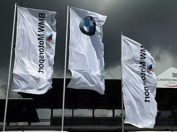 BMW-Fahnen Titel-Bild zur News: BMW-Fahnen