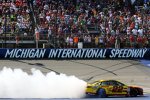 Joey Logano (Penske) gewinnt