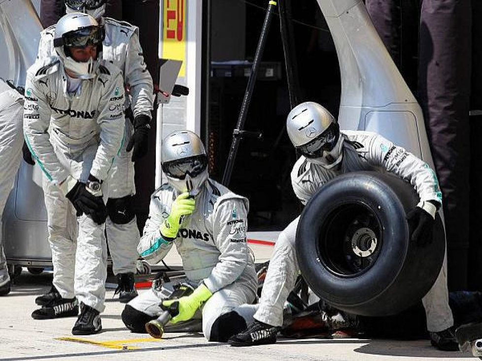 Boxencrew bei Mercedes