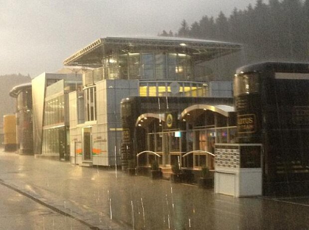 Titel-Bild zur News: Regen im Paddock in Spa-Francorchamps