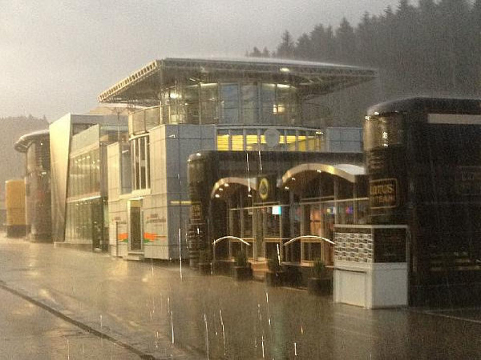 Regen im Paddock in Spa-Francorchamps (Belgien)