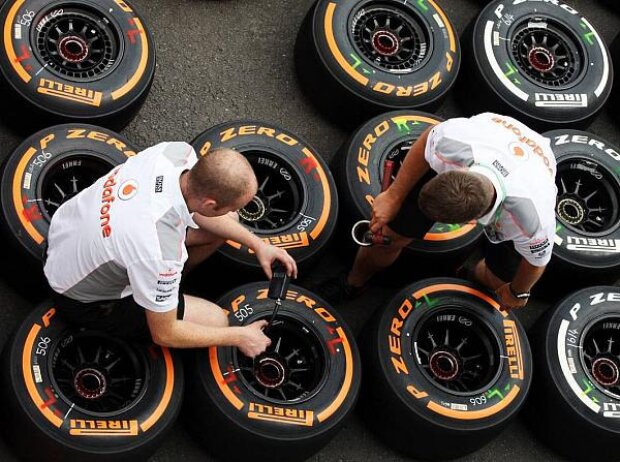 Titel-Bild zur News: McLaren-Mechaniker mit Pirelli-Reifen