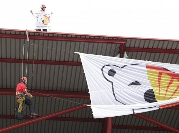 Titel-Bild zur News: Greenpeace, Demonstration, Shell, Kletterer