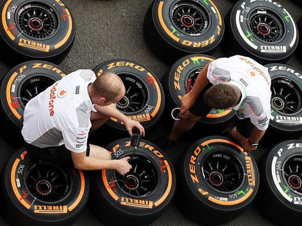 McLaren-Mechaniker mit Pirelli-Reifen