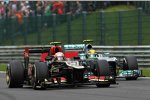Romain Grosjean (Lotus) und Lewis Hamilton (Mercedes) 