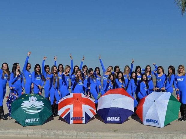 Titel-Bild zur News: WTCC-Girls mit Länder-Schirmen