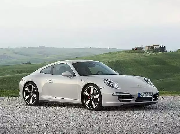 Porsche Der Supersportwagen mit Plug-in-Hybridantrieb übernimmt damit eine vergleichbare Rolle wie der 911, der vor einem halben Jahrhundert auf der IAA debütierte. Anlässlich dieses Jubiläums präsentiert der Stuttgarter Sportwagenbauer das limitierte Son Titel-Bild zur News: Porsche Der Supersportwagen mit Plug-in-Hybridantrieb übernimmt damit eine vergleichbare Rolle wie der 911, der vor einem halben Jahrhundert auf der IAA debütierte. Anlässlich dieses Jubiläums präsentiert der Stuttgarter Sportwagenbauer das limitierte Son