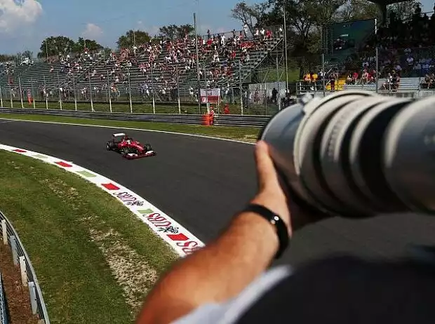 Fernando Alonso, Kamera, Foto Titel-Bild zur News: Fernando Alonso, Kamera, Foto