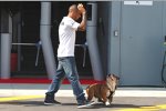Lewis Hamilton (Mercedes) führt Hund Roscoe im Fahrerlager Gassi