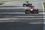 Max Chilton (Marussia) vor Nico Rosberg (Mercedes)