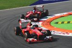 Felipe Massa vor Fernando Alonso (Ferrari)