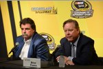 NASCAR-Präsdient Mike Helton und NASCAR-Chef Brian France verkünden Jeff Gordon als 13. Chase-Teilnehmer 