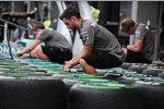 Mercedes-Mechaniker bereiten die Pirelli-Reifen vor