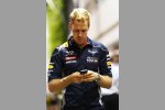 Sebastian Vettel (Red Bull) schreibt eine SMS