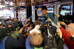 Michael Waltrip steht den Medien Rede und Antwort