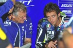 Valentino Rossi (Yamaha) im Gespräch mit Crewchief Jeremy Burgess