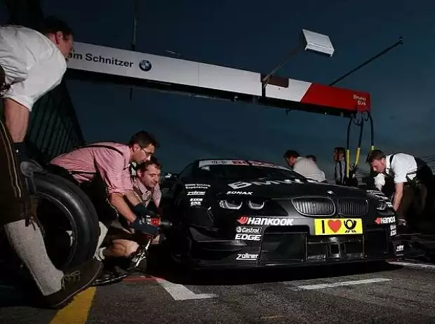 Schnitzer beim Oktoberfest-Boxenstopp Titel-Bild zur News: Schnitzer beim Oktoberfest-Boxenstopp