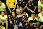 Sebastian Vettel (Red Bull) und Adrian Newey feiern