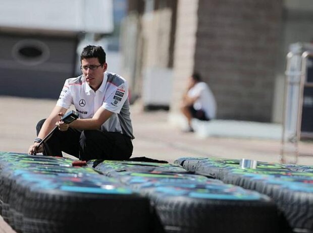 Titel-Bild zur News: McLaren-Mechaniker und Pirelli-Reifen