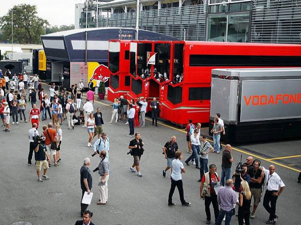 Formel-1-Paddock