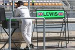 Lewis Hamilton (Mercedes) wartet