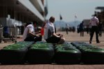 McLaren-Mechaniker bereiten Pirelli-Reifen vor