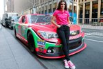 Danica Patrick und ihr Stewart/Haas-Chevy im Design für Oktober