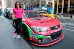 Danica Patrick und ihr Stewart/Haas-Chevy im Design für Oktober