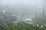 Jari-Matti Latvala (Volkswagen) kämpft sich durch den Nebel