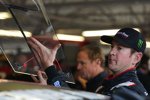 Wechsel ins Ersatzauto: Kurt Busch packt selbst mit an