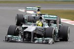 Nico Rosberg mit funkendem Frontflügel vor Lewis Hamilton (Mercedes) 