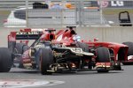 Kimi Räikkönen (Lotus) überholt Fernando Alonso (Ferrari)