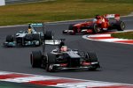 Nico Hülkenberg (Sauber) vor  Lewis Hamilton (Mercedes) 