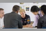 Sebastian Vettel bespricht sich mit Vertretern von Infiniti