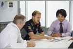 Sebastian Vettel bespricht sich mit Vertretern von Infiniti