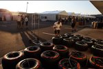 Sauber-Mechaniker mit Pirelli-Reifen