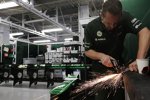 Ein Caterham-Mechaniker bei der Arbeit