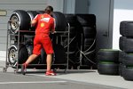 Ferrari-Mechaniker mit Pirelli-Reifen