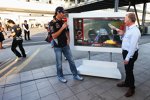 Mark Webber (Red Bull) analysiert seine Pole-Runde mit Johnny Herbert