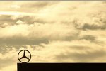 Mercedes-Stern über dem Fahrerlager