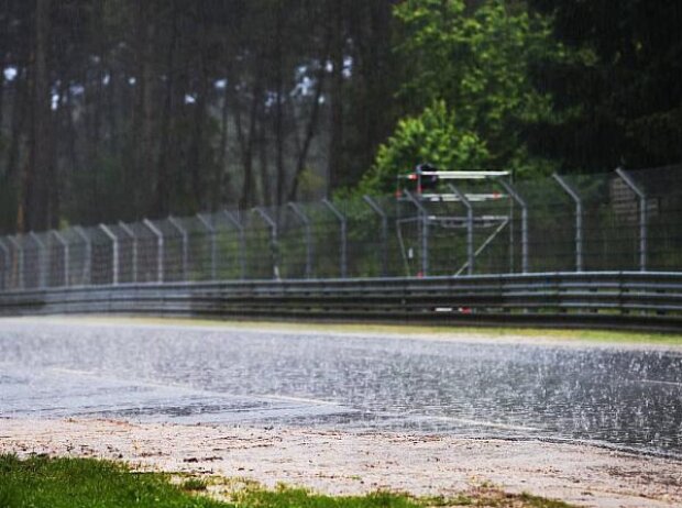 Titel-Bild zur News: Regen in Le Mans