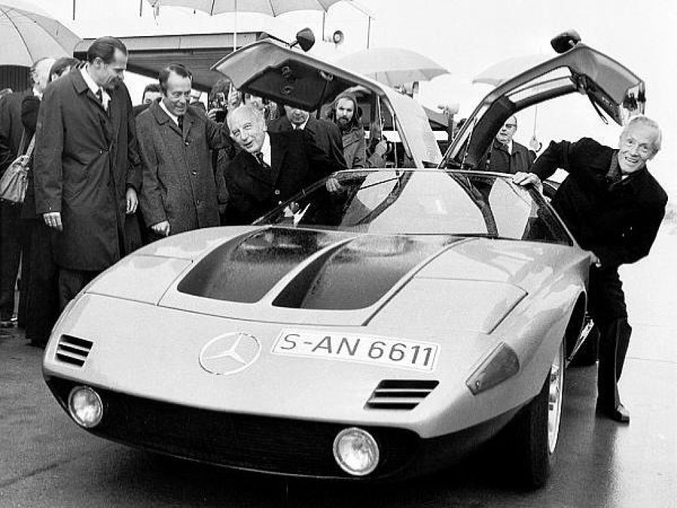 Bundespräsident Walter Scheel besuchte am 30. Oktober 1974 die Daimler-Benz AG in Stuttgart-Untertürkheim. Vorstandsmitglied Prof. Dr. Hans Scherenberg (rechts) fuhr mit ihm im Mercedes-Benz C 111/II eine Versuchsrunde auf dem Testgelände