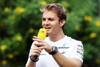Bild zum Inhalt: Für den guten Zweck: Rosberg spielt Paddock-Tourguide