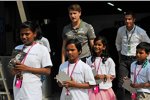 Indische Kinder besuchen das Mercedes-Team