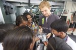 Nico Rosberg (Mercedes) mit indischen Kindern